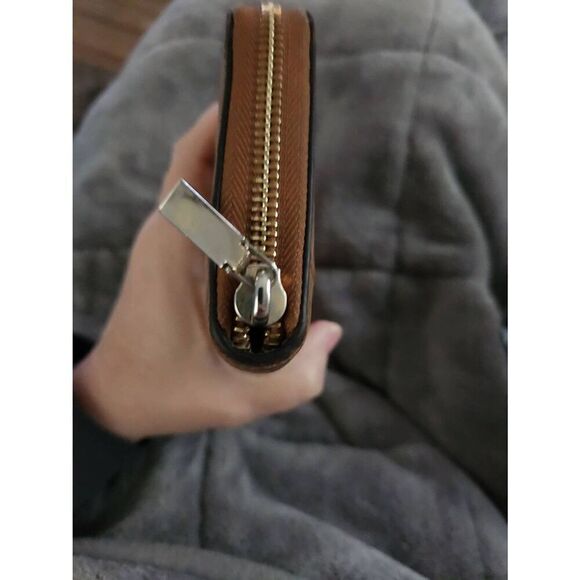 Michael Kors Jet Set Travel Large Continental Wristlet (Camel). - Picture 6 of 13